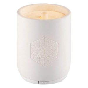 Weißer Aromadiffusor mit geprägtem Muster und sowie einem Steuerknopf an der Unterseite.