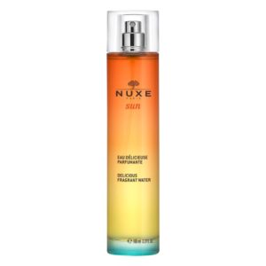 Flasche mit dem Duft 'Eau Délicieuse Parfumante' von NUXE, orangefarbener Inhalt und transparentem Sprühverschluss.
