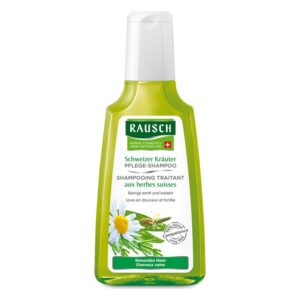 Eine transparente Flasche mit grünem Shampoo, beschriftet mit "Schweizer Kräuter Pflege-Shampoo" von Rausch.