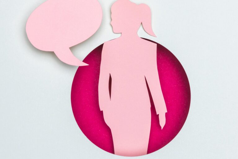 Silhouette einer Frau in Anzug mit Sprechblase, auf pinkem und grauem Hintergrund.