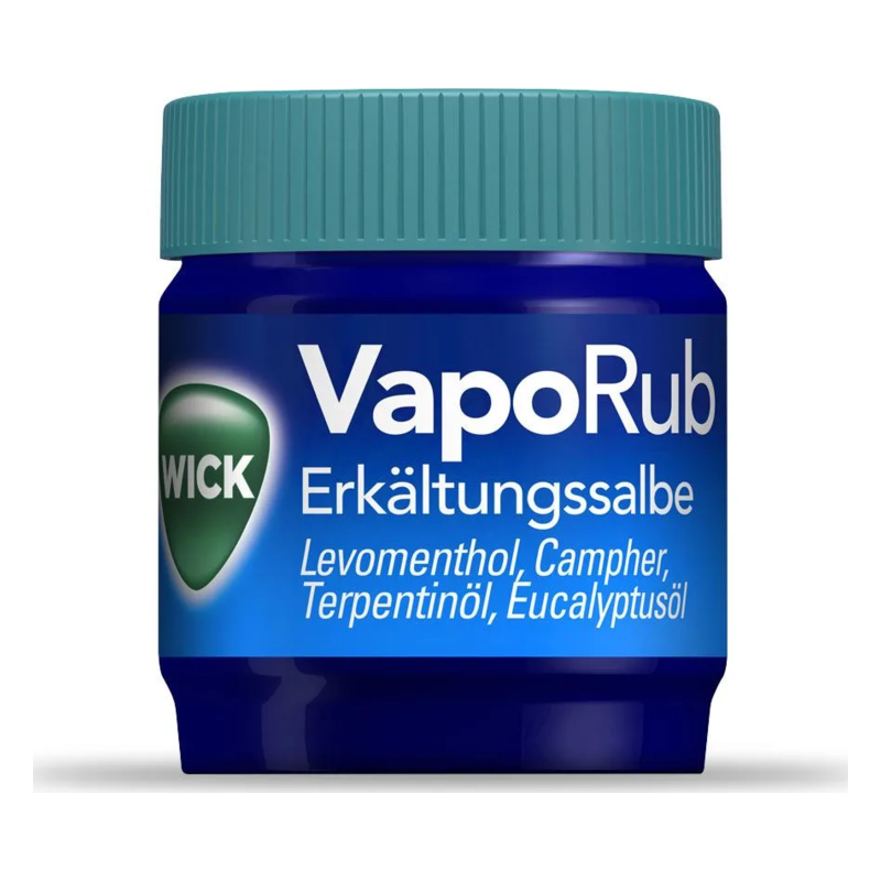 Blaue Verpackung mit grünem Deckel von Wick VapoRub Erkältungsbalsam, enthält Levomenthol und Eukalyptusöl.