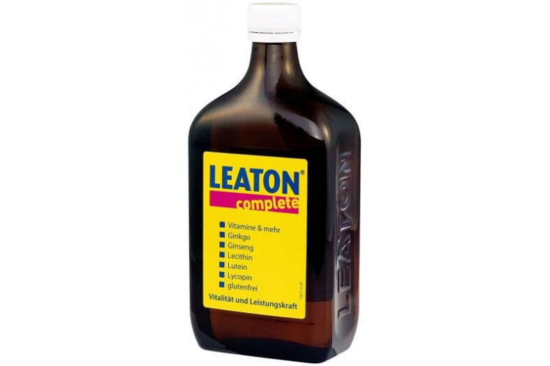 Braune Flasche mit einem gelben Etikett, auf dem "LEATON complete" steht, enthält Vitamine und Ginkgo.