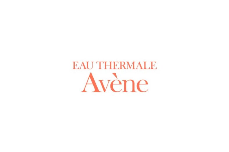 Logo von Eau Thermale Avène in einem klaren, modernen Schriftzug mit orangefarbenem Schriftzug auf weißem Hintergrund.